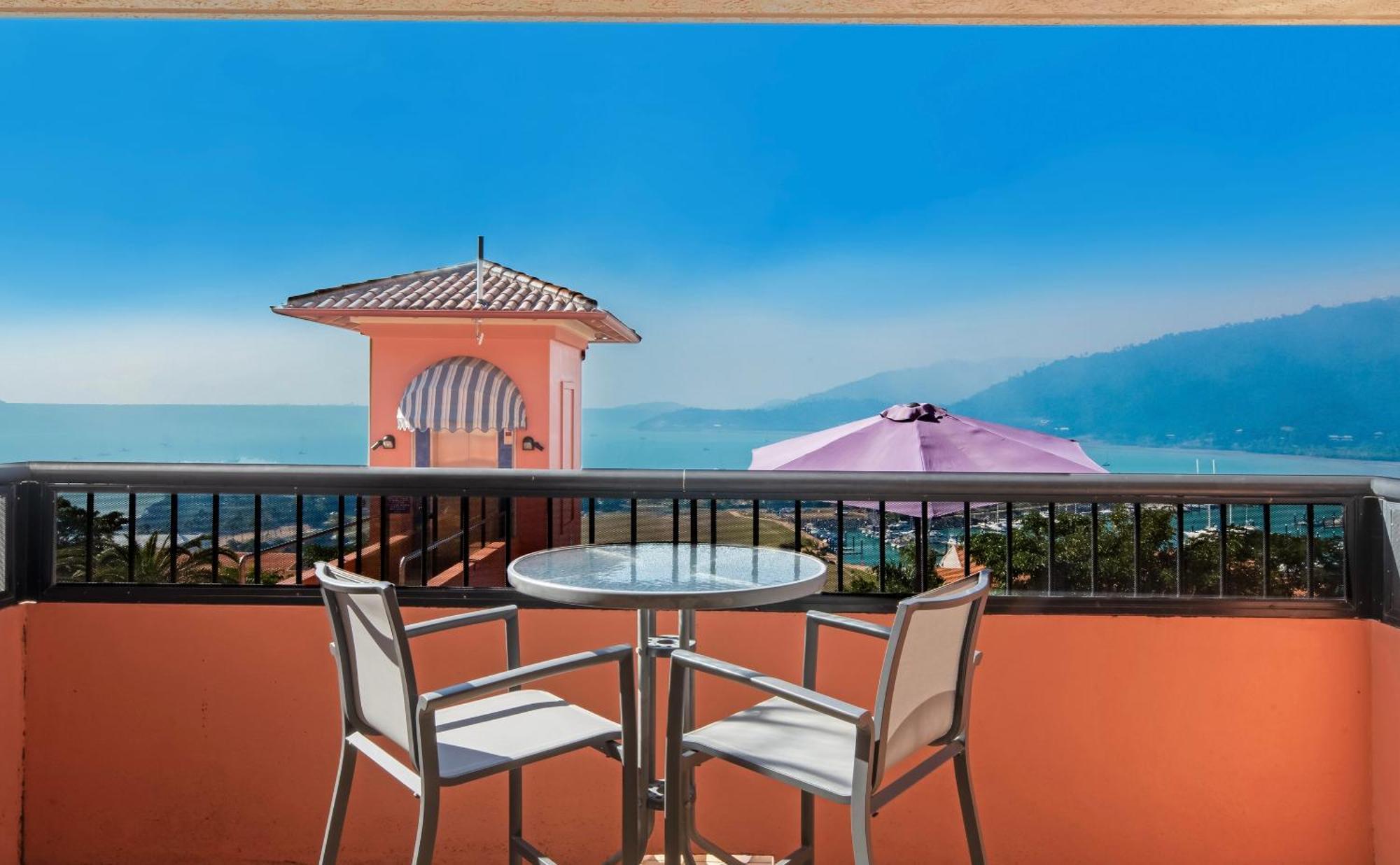 Martinique Whitsunday Resort Airlie Beach Exterior photo